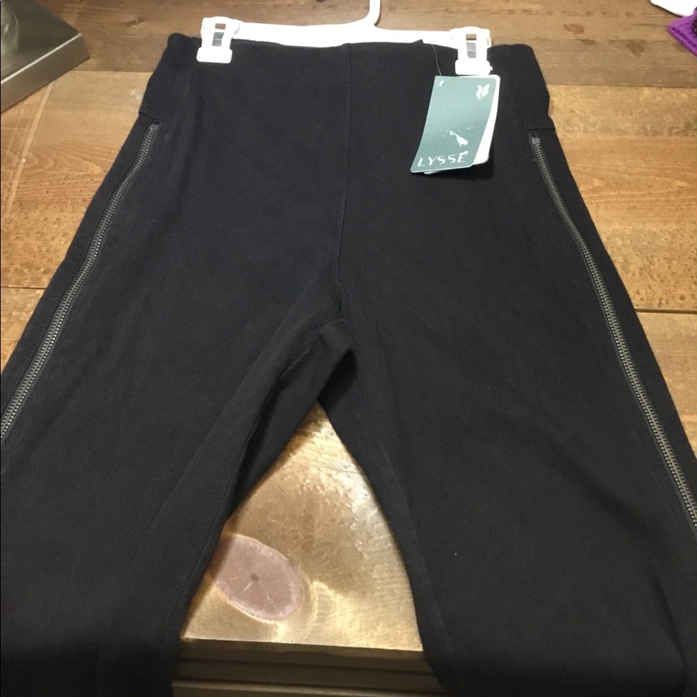 Lysse black high waist zippered leggings. NWT
